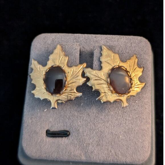 Vintage Gold Tone Leaf Brown Stone Clip On Earrings - Picture 4 of 4